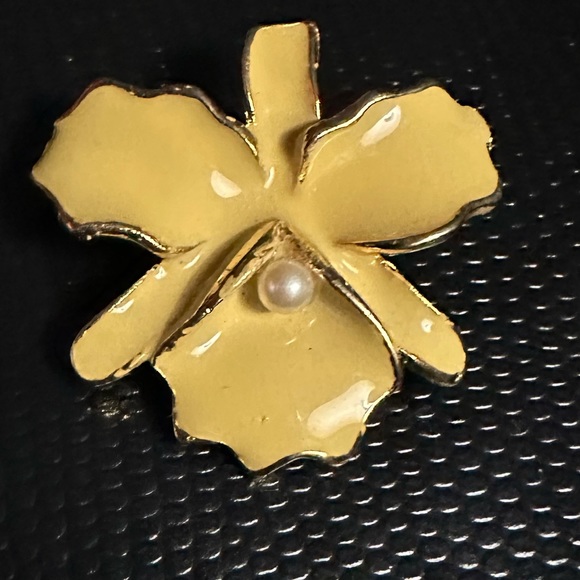 Vintage Enamel and Pearl Yellow Flower Broach - Picture 5 of 11